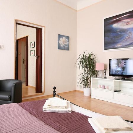 Apartment Karolina Прага Экстерьер фото