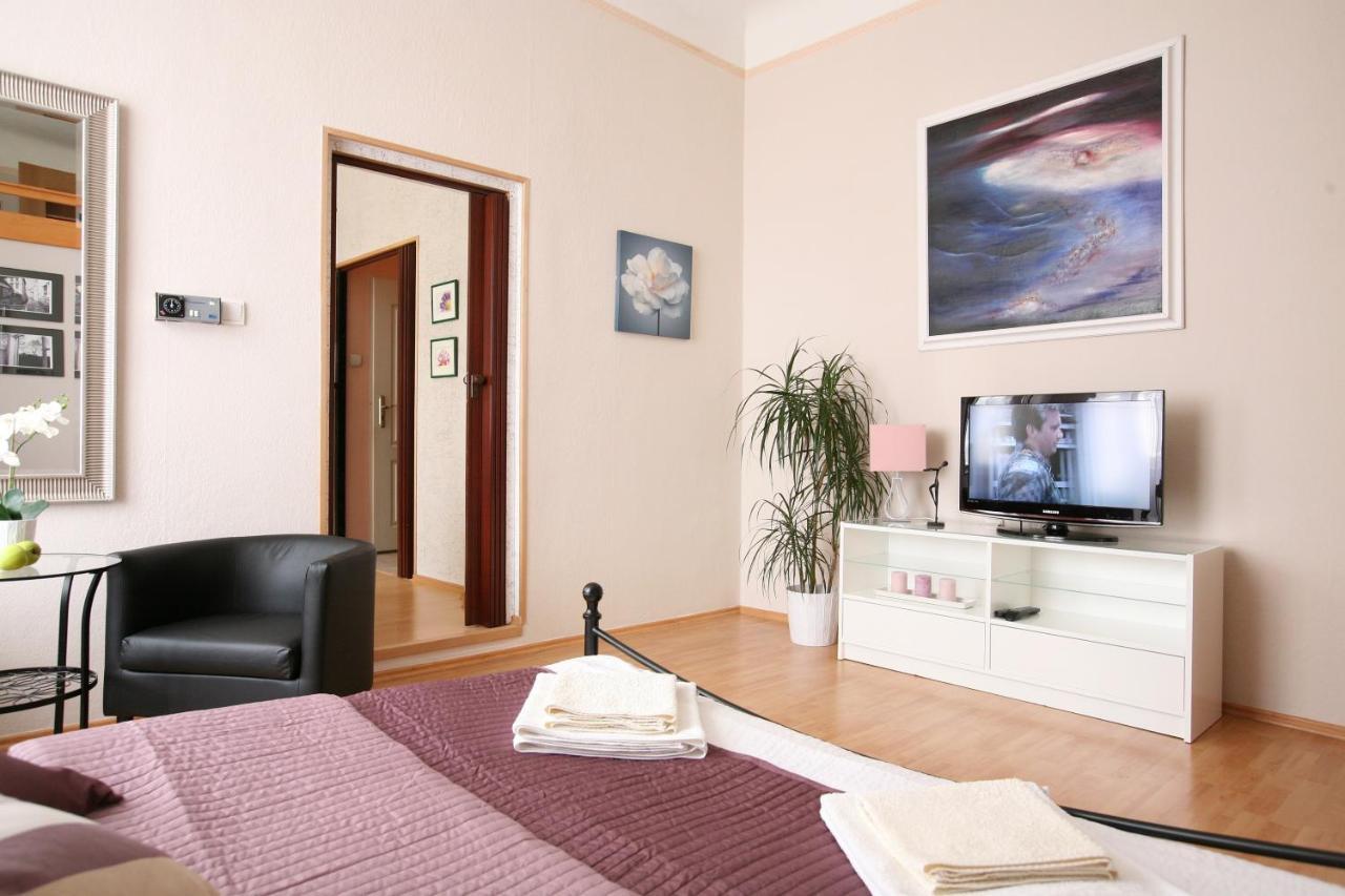 Apartment Karolina Прага Экстерьер фото